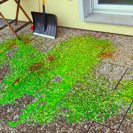 Grüne Luminatflüssigkeit auf einem Terassenboden verteilt